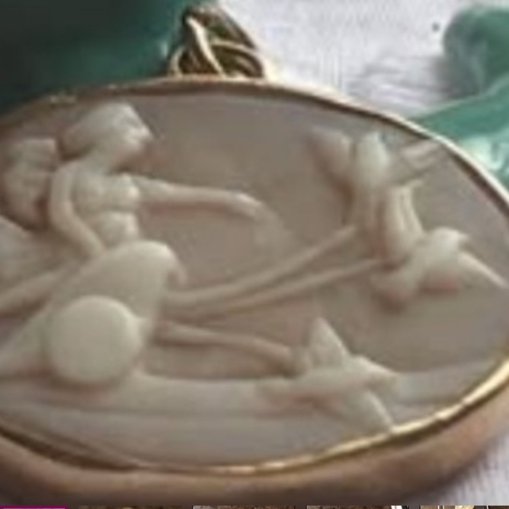 14k yellow gold cameo Venus Pendant - Picture 2 of 12